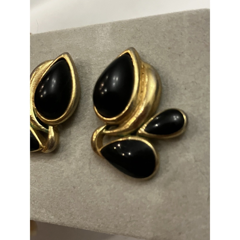 VTG Estate Trifari Swirl Teardrop Gold Tone Triple Black Cabochon Earrings - Picture 6 of 8
